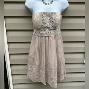 Mustard Seed size S crochet lace strapless
Swiss dot Cottage midi dress festival